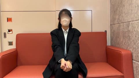 独家 极度敏感的21岁西装女学生。刺激阴道深处就让她全程抽搐不止，被无套肉棒狠狠贯穿后直接爽到飞起并屈服→大量中出。 FC2-PPV-4933419