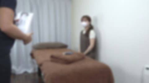 独家 ♡8/15日前半价！【无・完全素人】在搬家前夕忙碌的日子中,也兼作最后的问候,漂亮的单亲妈妈来店了。因为是相当积累的最后按摩,会细心地进行施术。 FC2-PPV-4949505